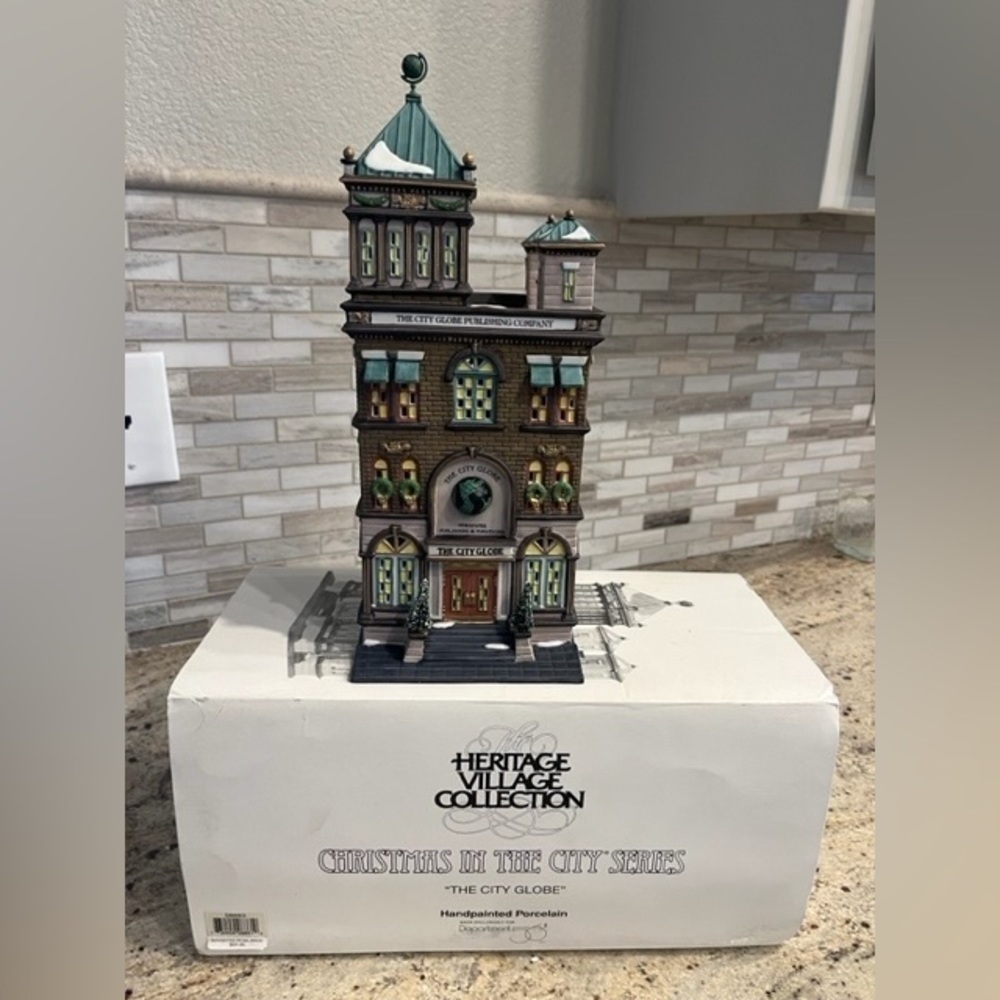 Heritage village collection “the city globe”